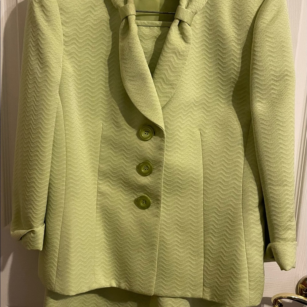 LeSuit, Size 10 - Women’s Dress Suit (skirt, jacket)
